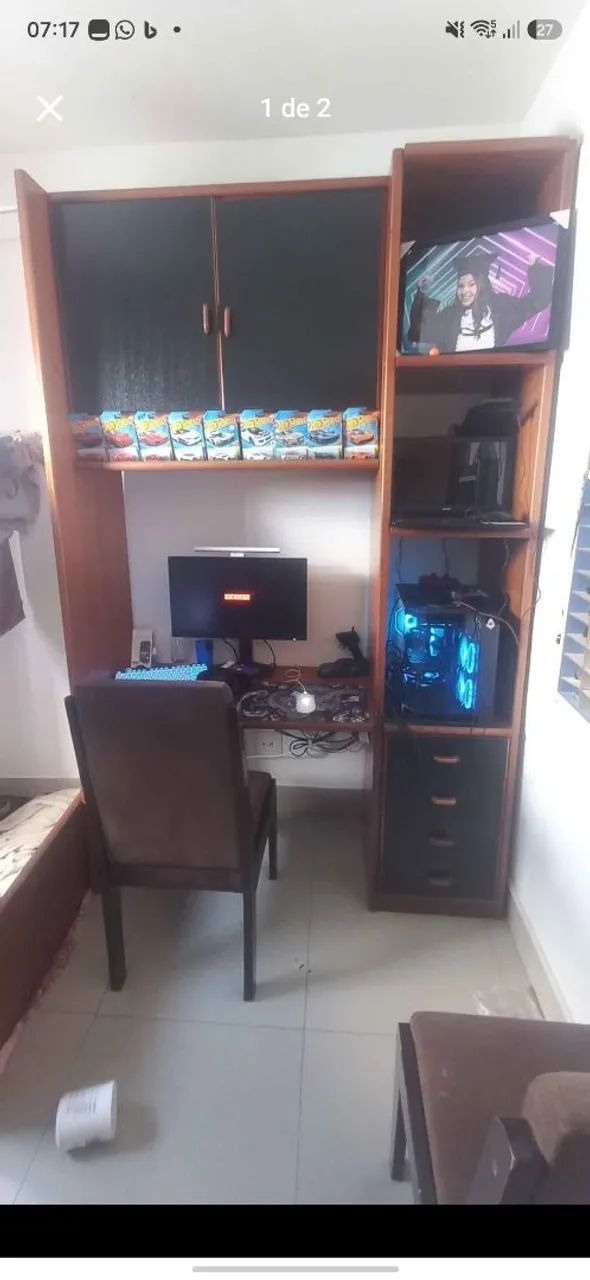Escrivaninha com estante e gavetas