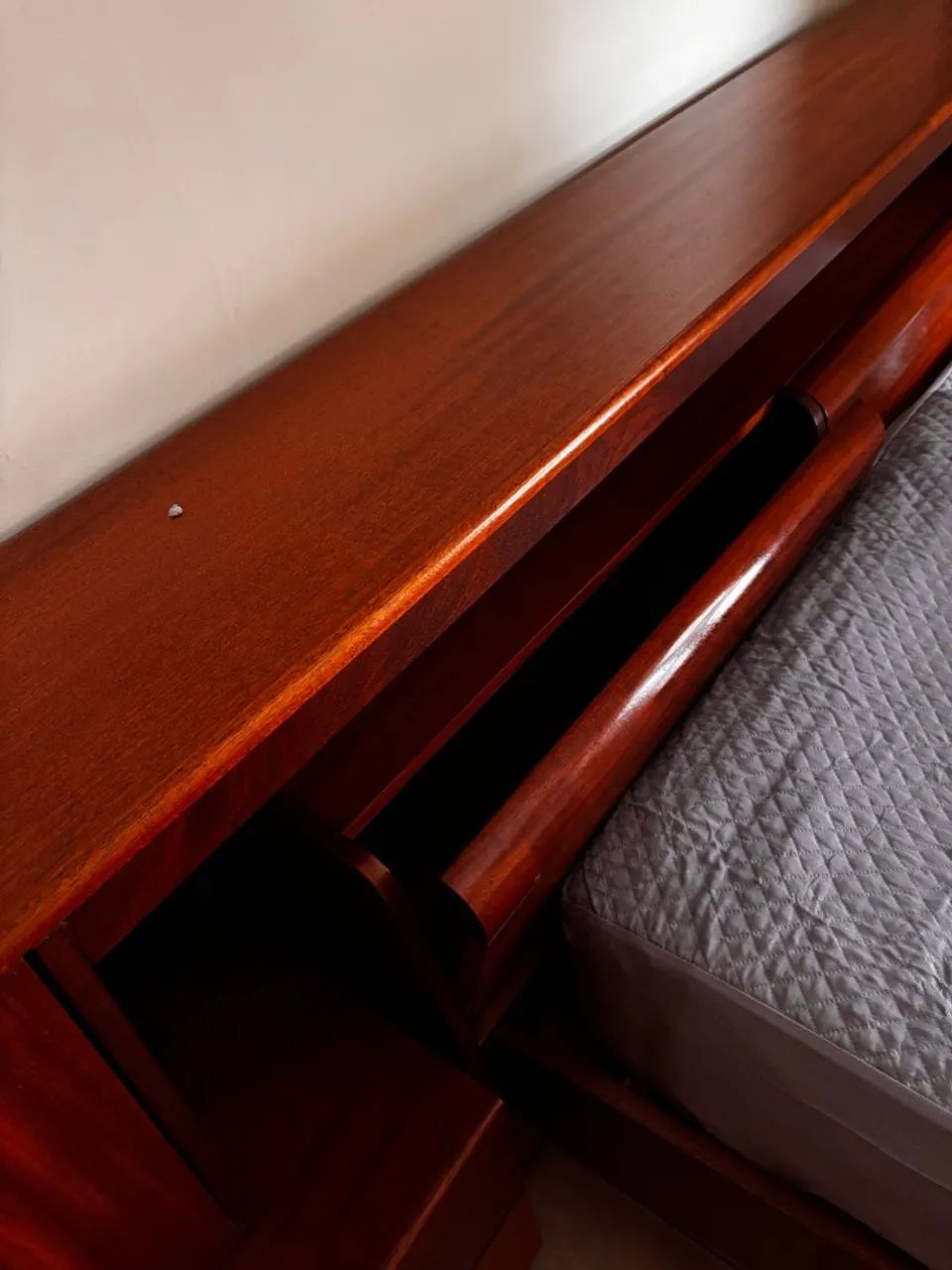 Cama com cabeceira e bau de madeira - Foto 2