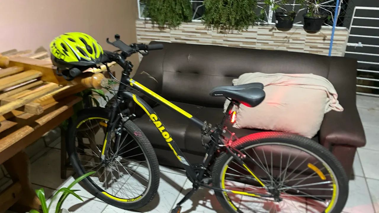 Bicicleta Caloi Aro 29 - Com acessórios e capacete