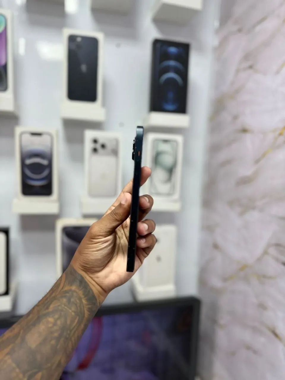 IPHONE 13 128GB TOP<br>R$ 2.099,00 preto - Foto 3