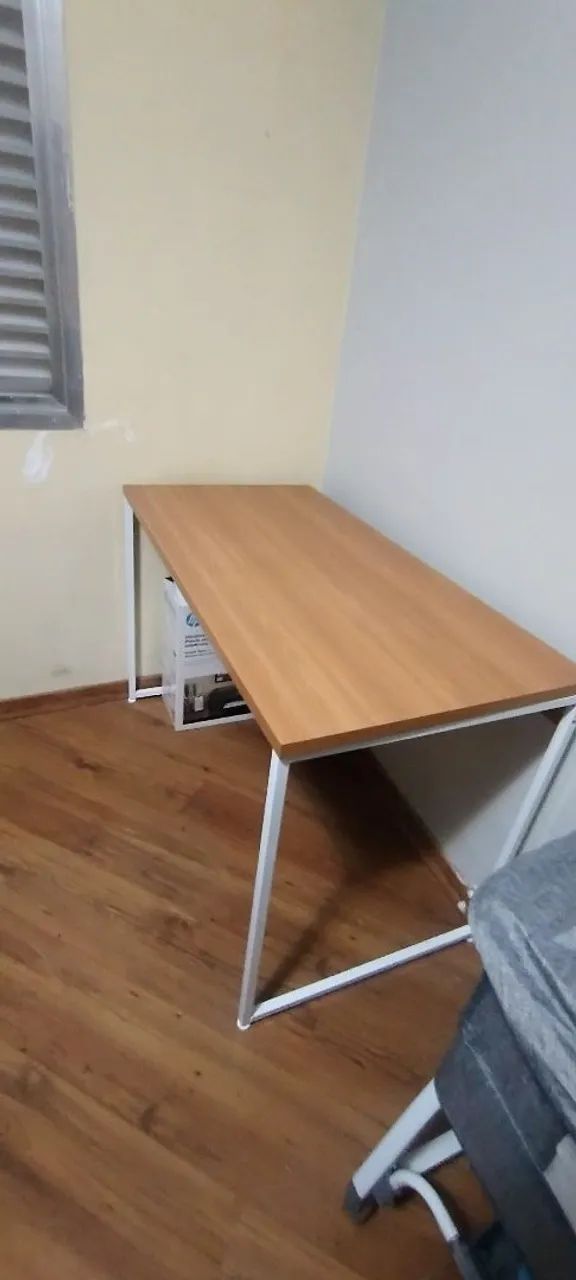 Mesa semi nova de madeira 