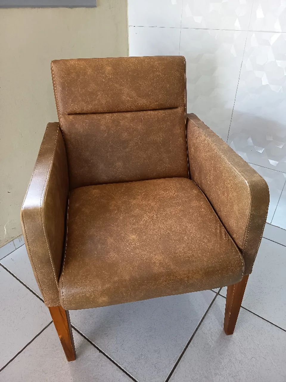 Poltrona Decorativa em Courinho Caramelo - Excelente Estado