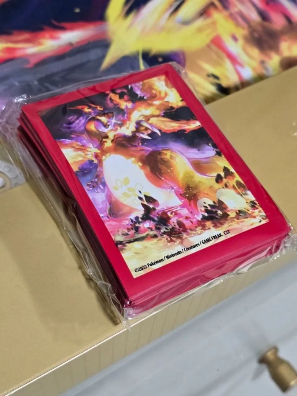 Caixa e acessórios Box Ultra Premium - Espada e Escudo - Charizard Gigantamax - Foto 4