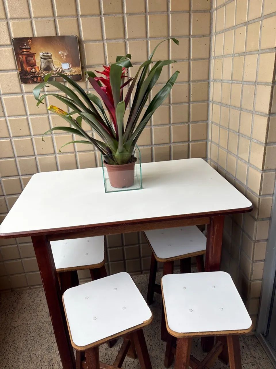 Mesa e bancos de madeira maciça  - Foto 3