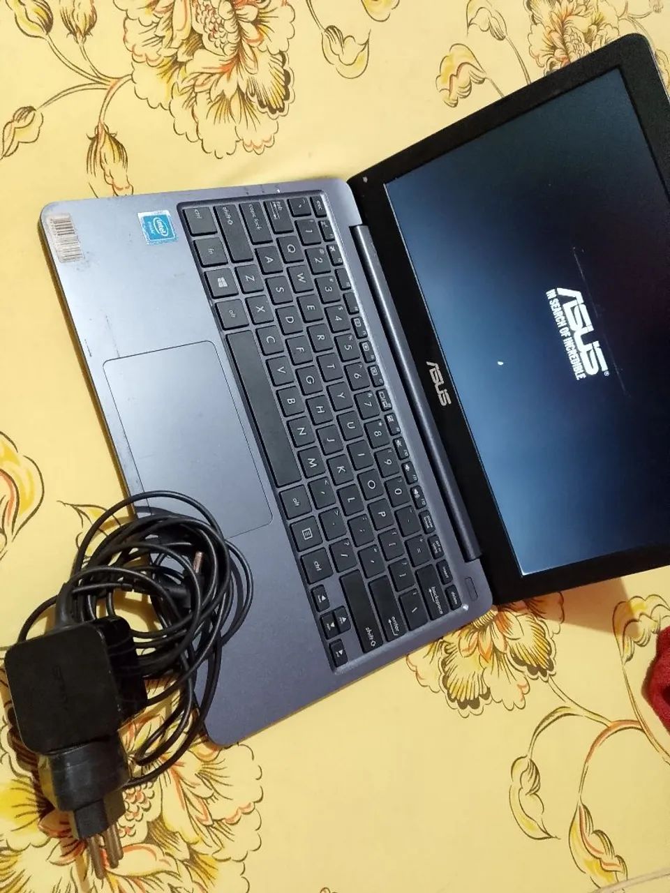 Notebook Asus usado bom vem com carregador  - Foto 3