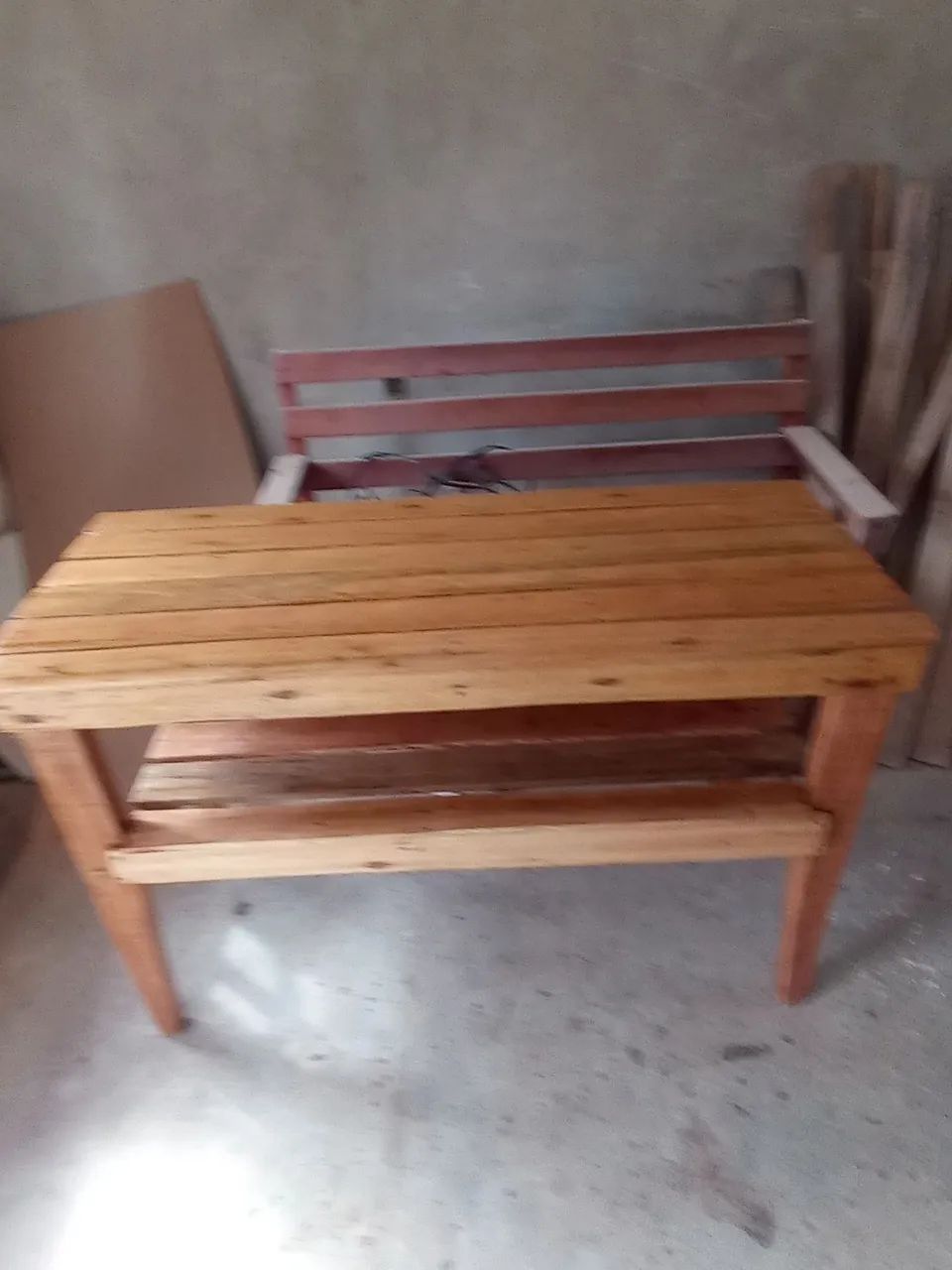 Mesa tipo aparador com prateleira rústica
