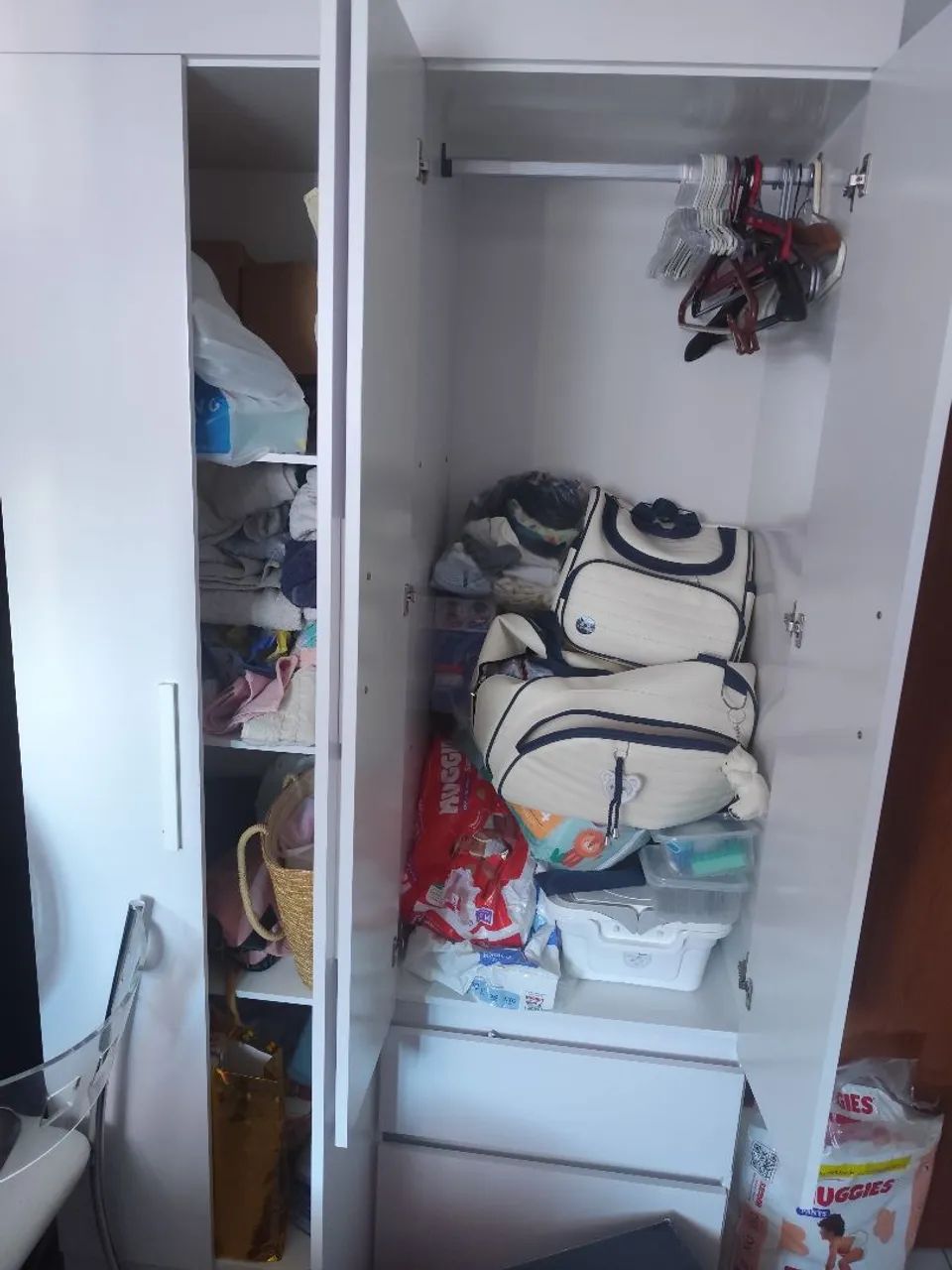 Guarda roupa 4 portas e e duas gsvetas - Foto 2