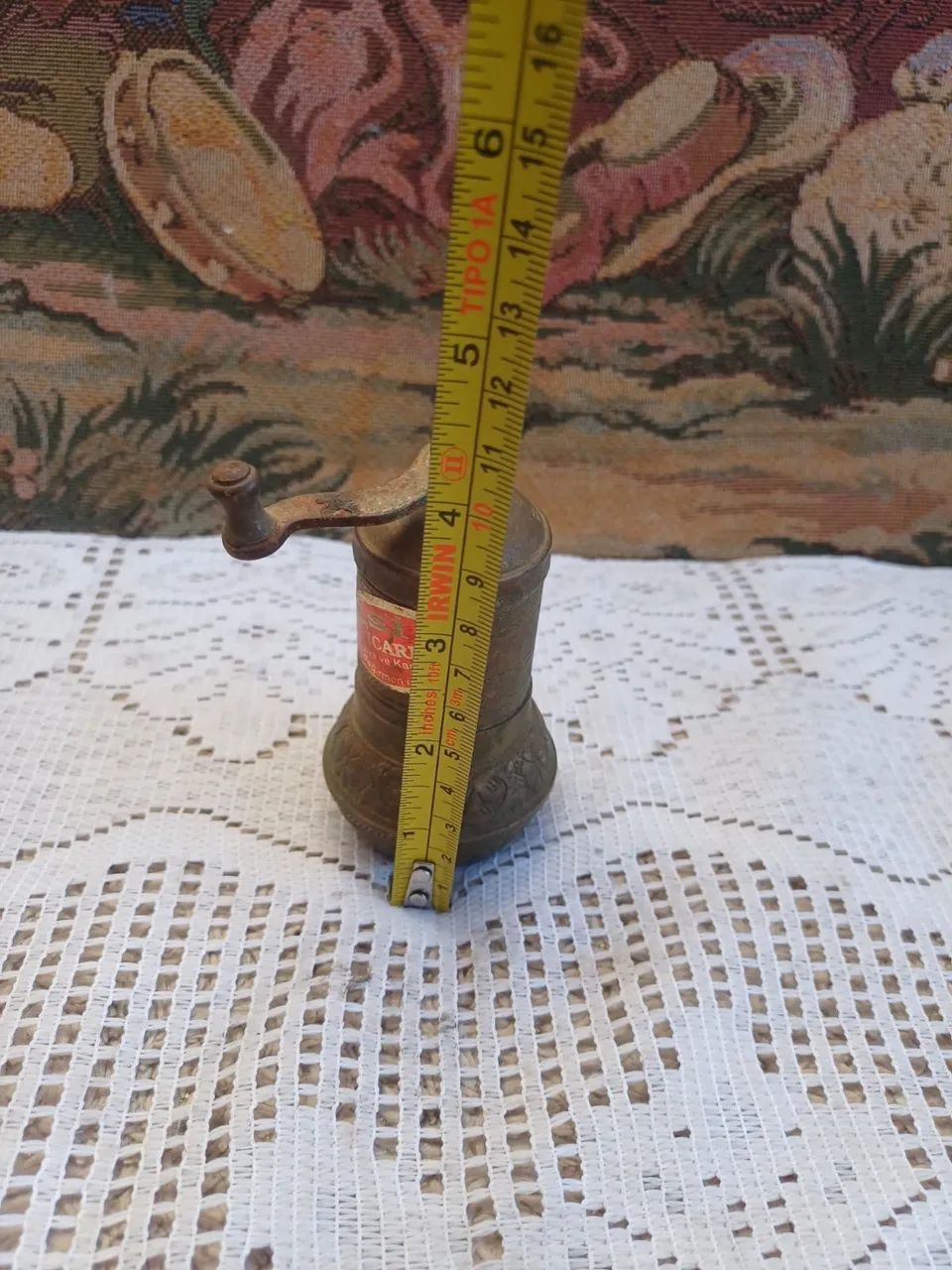 Antigo moedor de pimenta em metal amarelo  - Foto 3
