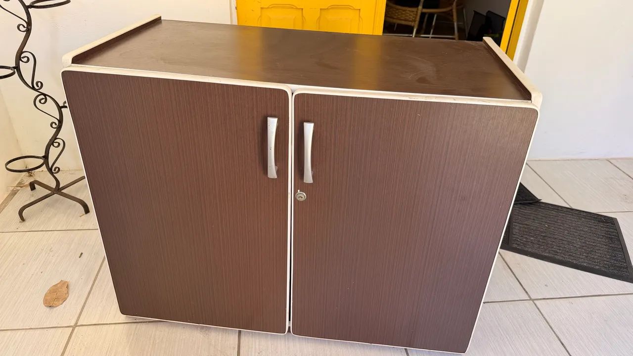 Armário com duas portas 