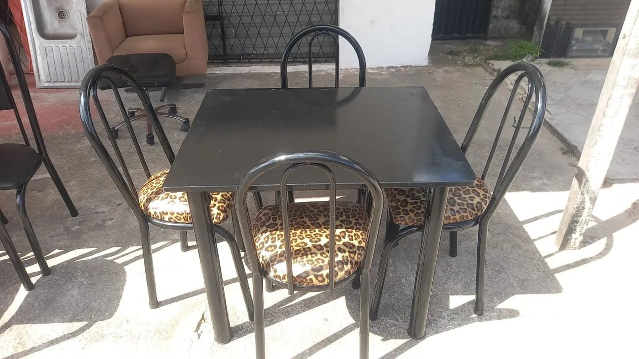 Jogo de cadeiras com a mesa!! 