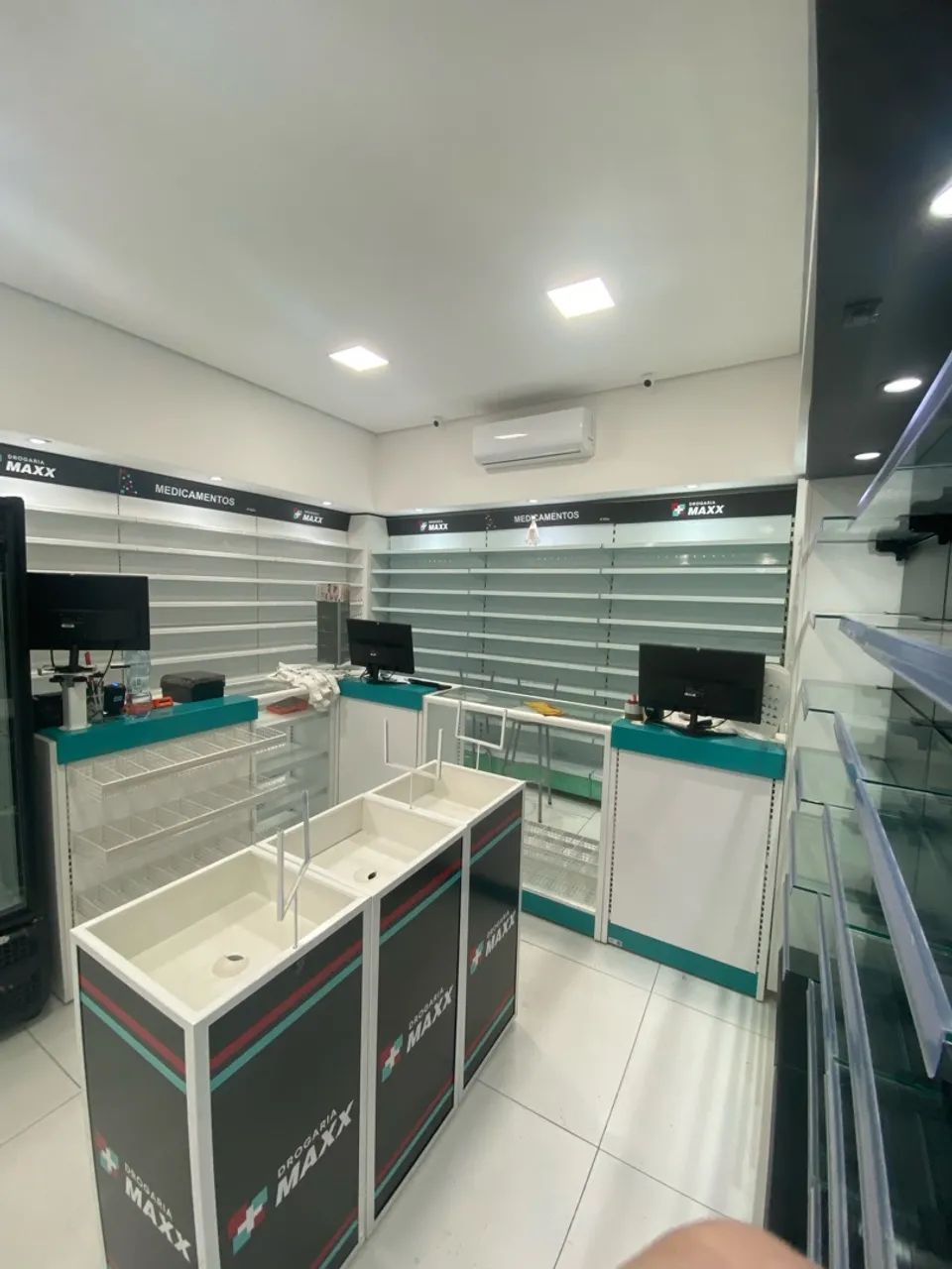 Instalação Farmacia Prateleiras  - Foto 3