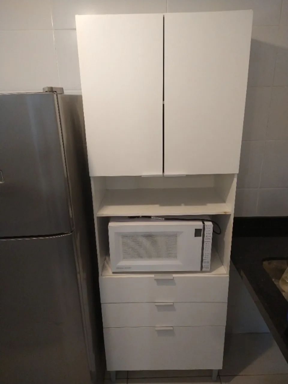Paneleiro alto branco com nicho para micro-ondas