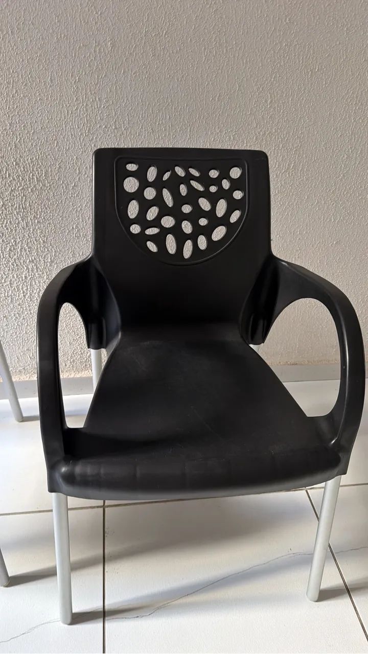 A cadeira de plástico com mesa