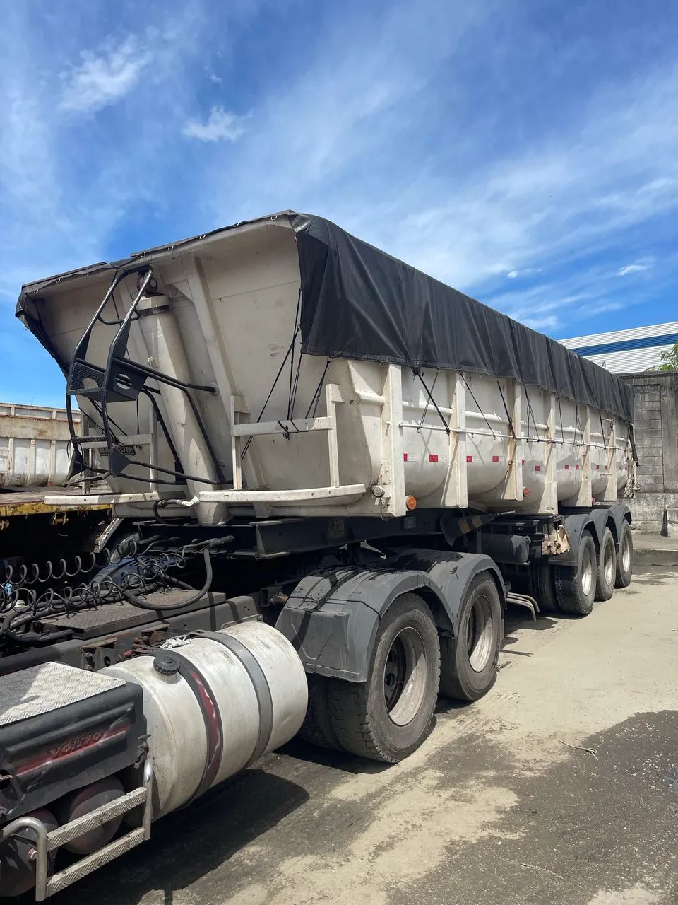 Carreta caçamba basculante Randon LS