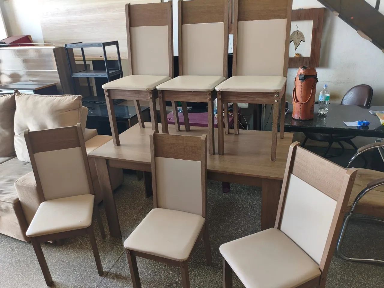 Mesa com 6 cadeiras bem conservada entrego aproveita *