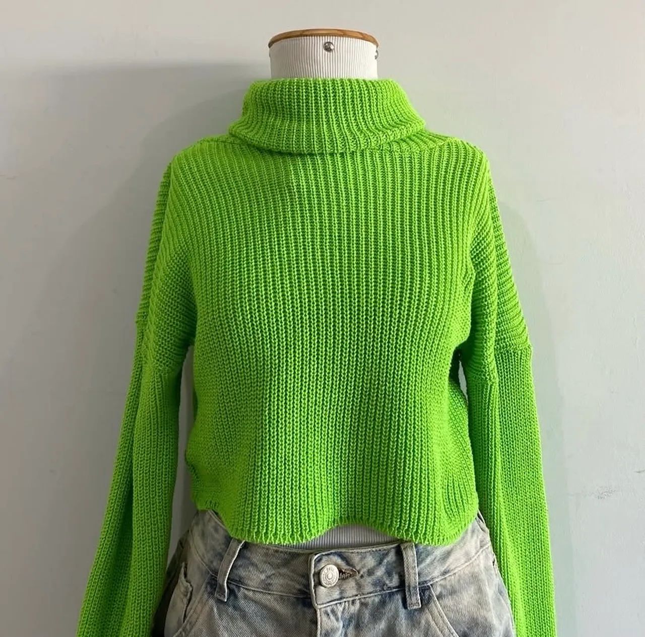 Blusa em tricô gola alta verde - Foto 2