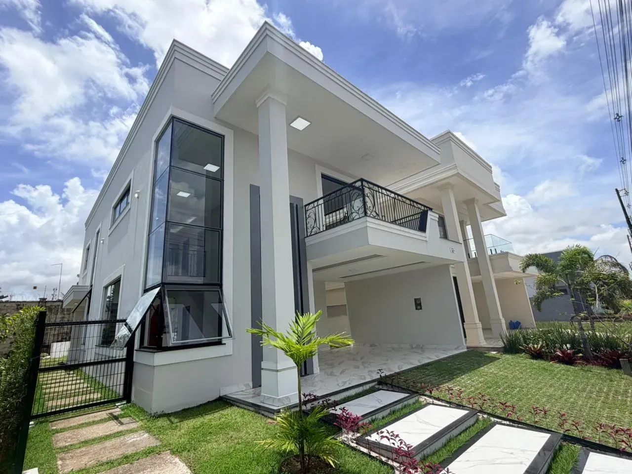 VENDO LINDA CASA COM 250 M2 SENDO 3 SUÍTES E LAZER