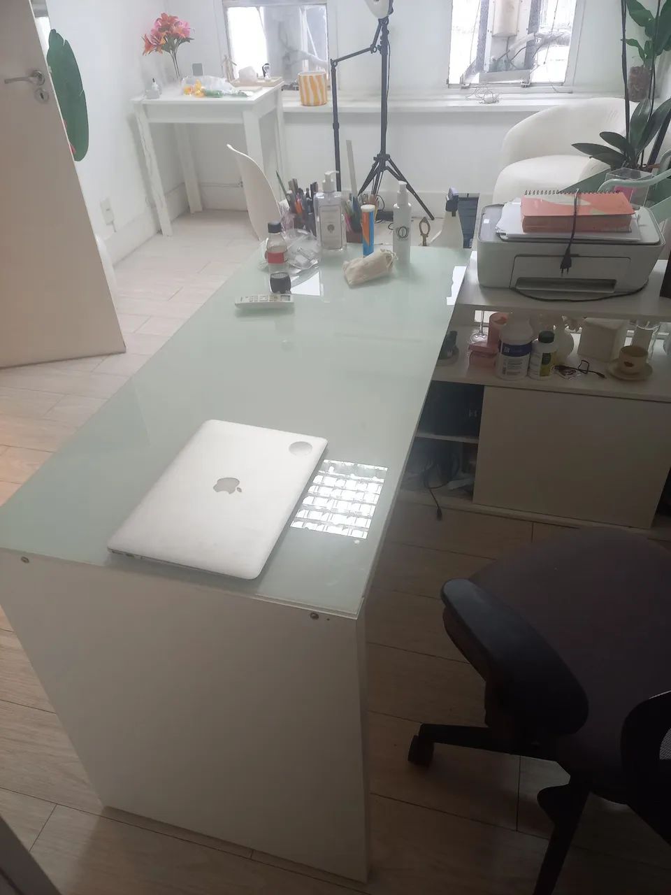 MESA DE ESCRITÓRIO COM TAMPO DE VIDRO TOK STOK - Foto 4