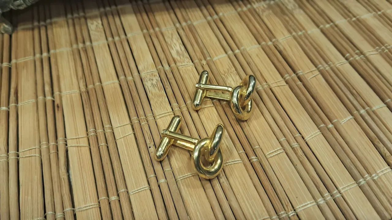 Antigas abotoaduras masculinas douradas, com um design de nó clássico. - Foto 5