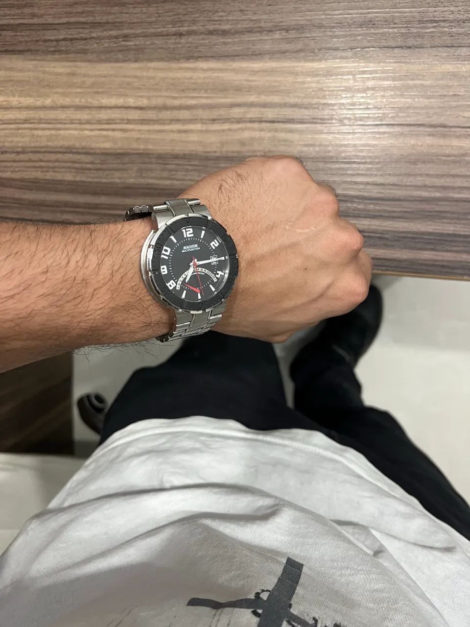 Relógio Magnum com pulseira aço inoxidável e bisel prateado - Foto 2