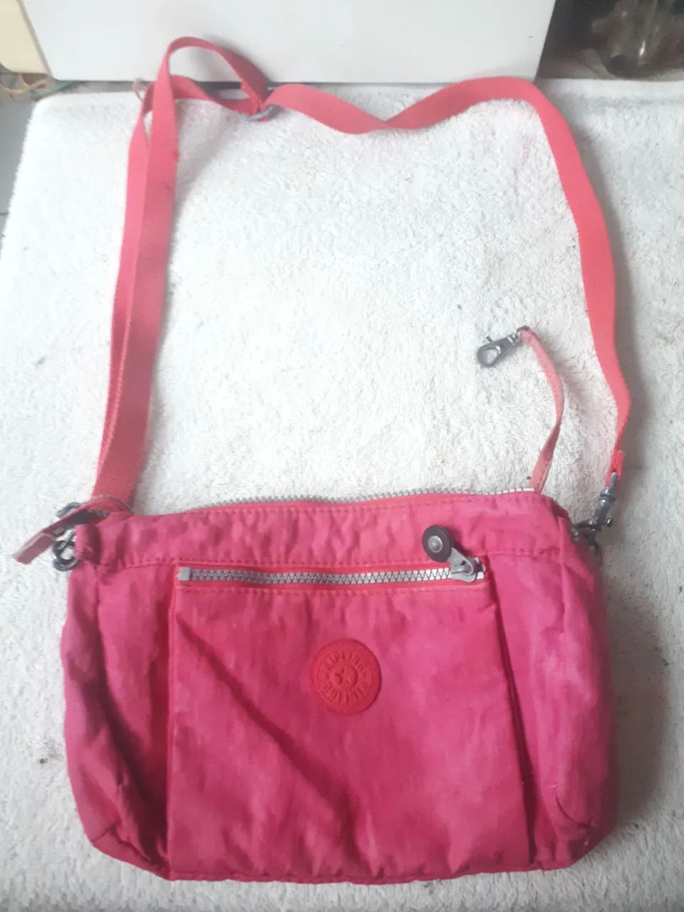 Bolsa Kipling de ombro rosa-choque em ótimas condições