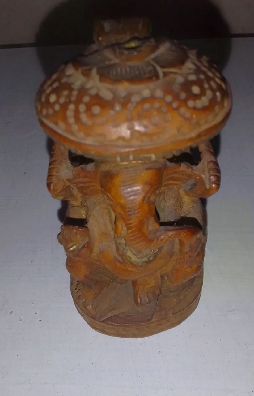 Escultura indiana representando deus Ganesh madeira entalhada á mão de origem indiana