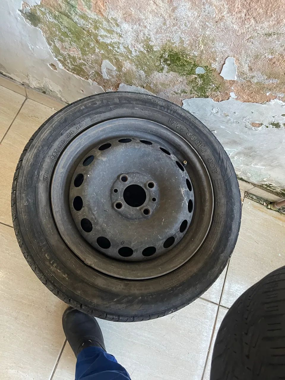 Vendo roda de ferro com pneus  - Foto 2