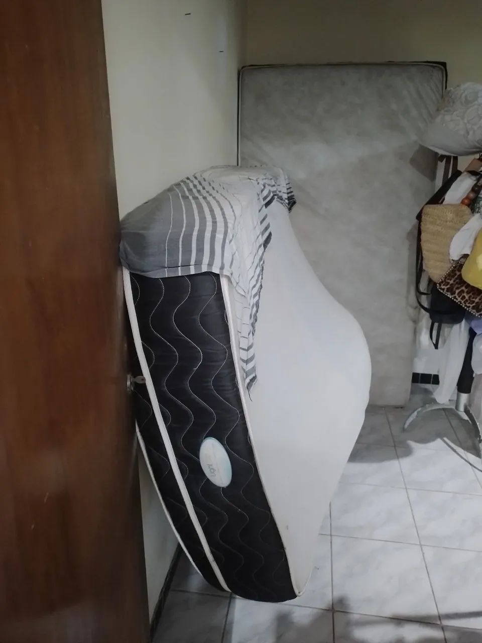 Cama em ótimo estado de conservação 