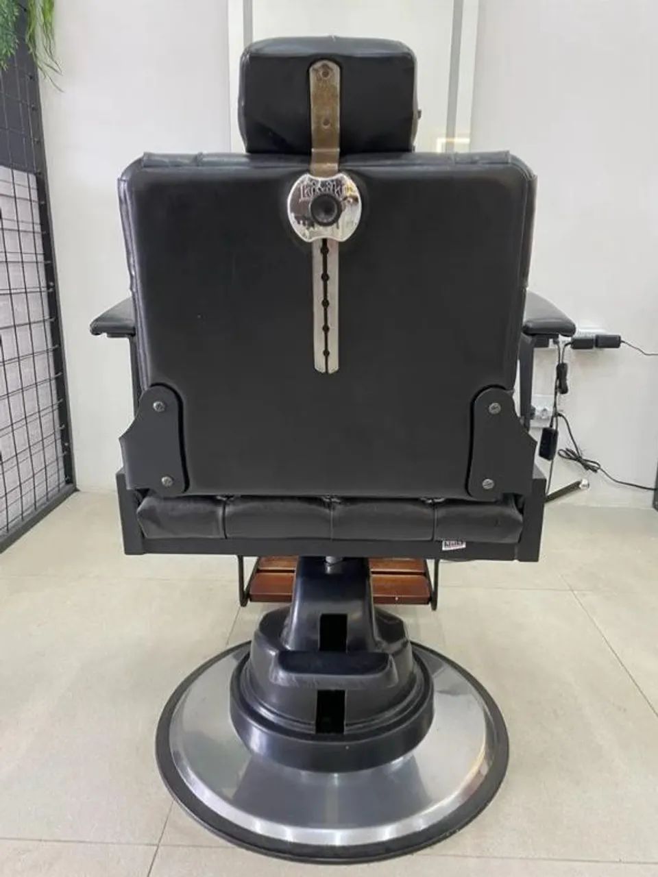 Cadeira de Barbearia Luxo - Estilo Retrô e Conforto Premium - Foto 5