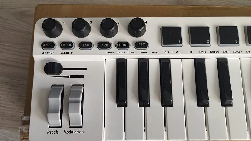 Teclado Controlador MIDI USB AMW Mini 32 Pad White 32 Teclas 8