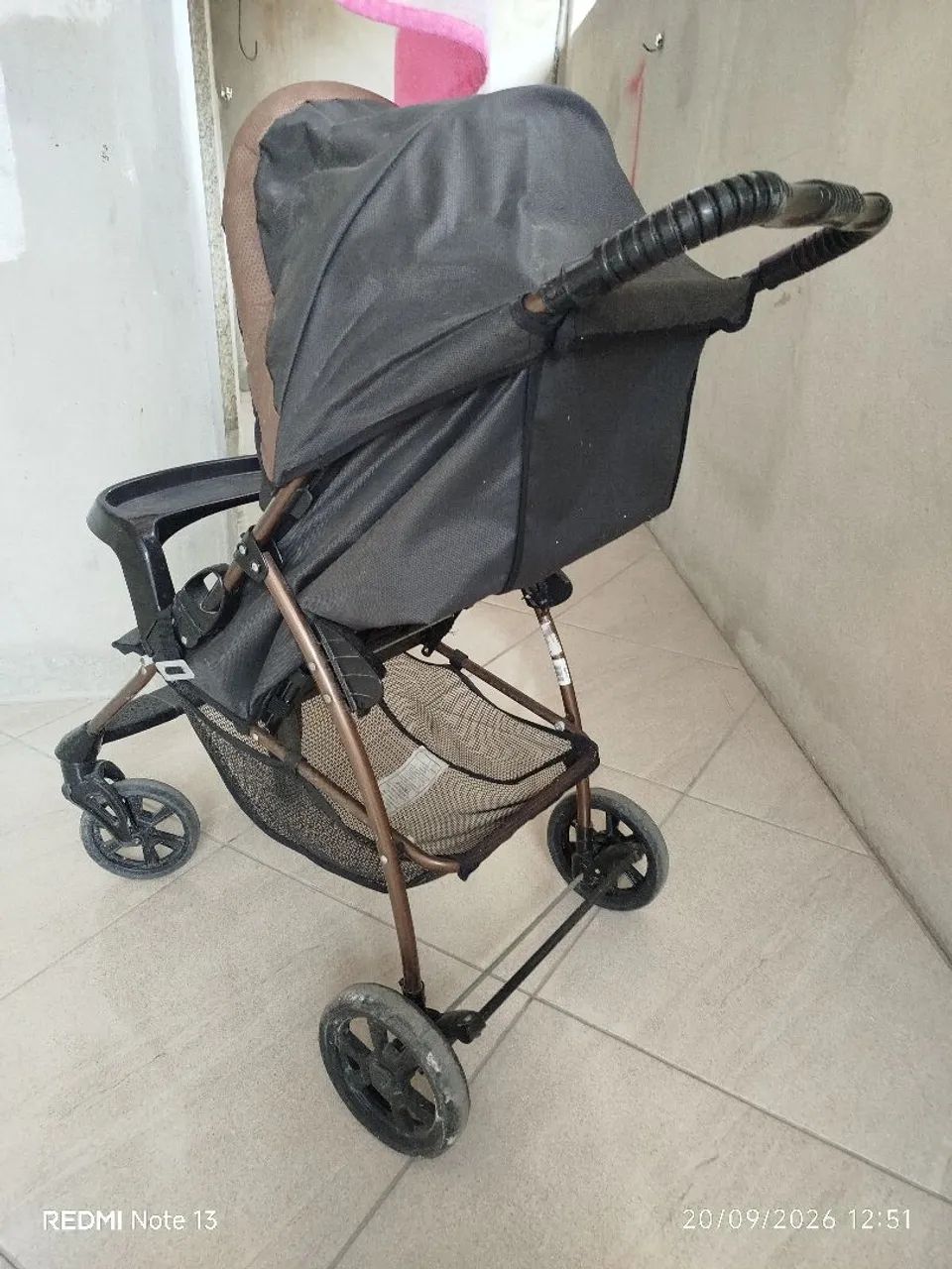 Carrinho de bebê semi-novo 