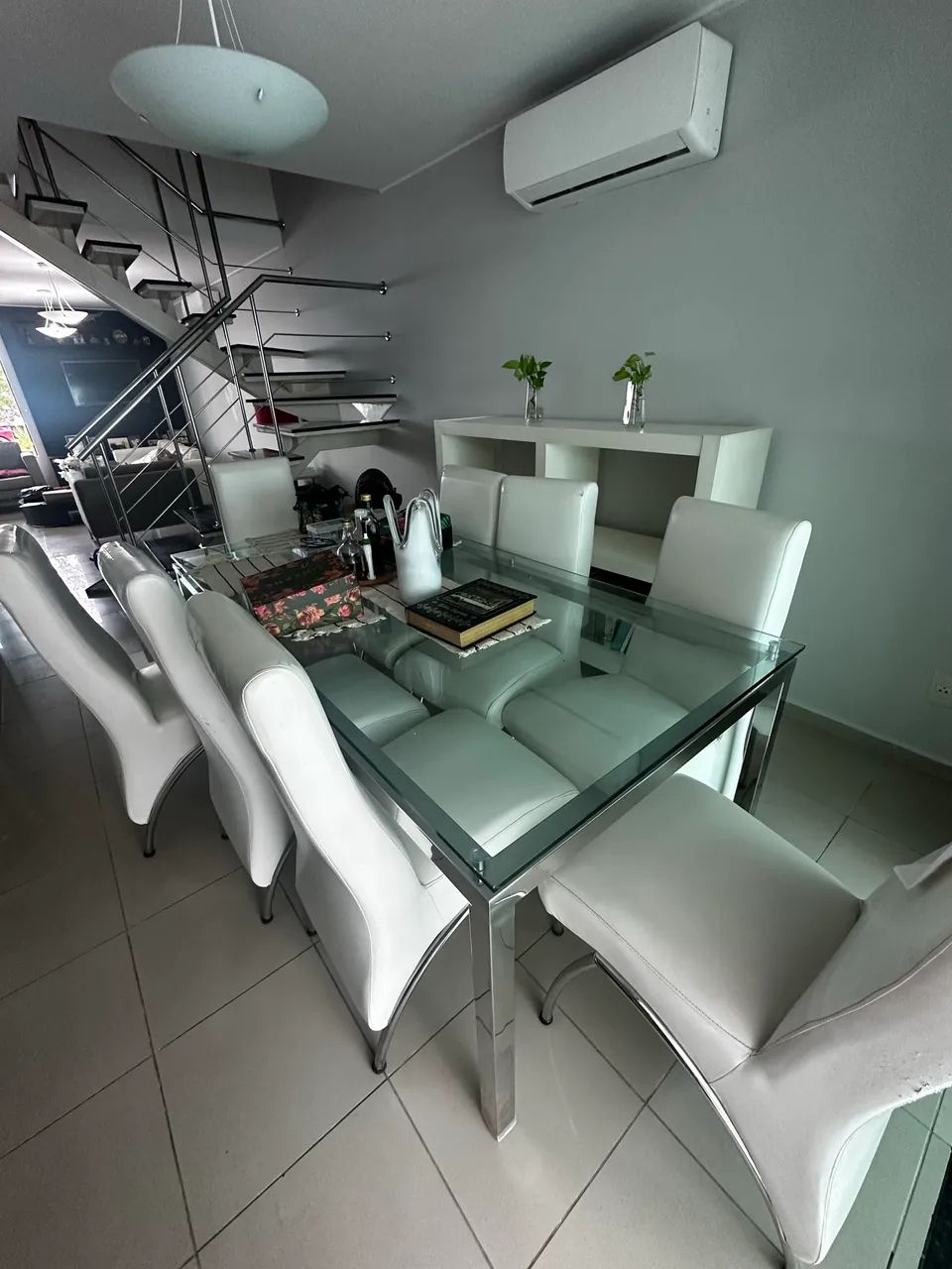 Mesa de jantar de vidro com 8 cadeiras
