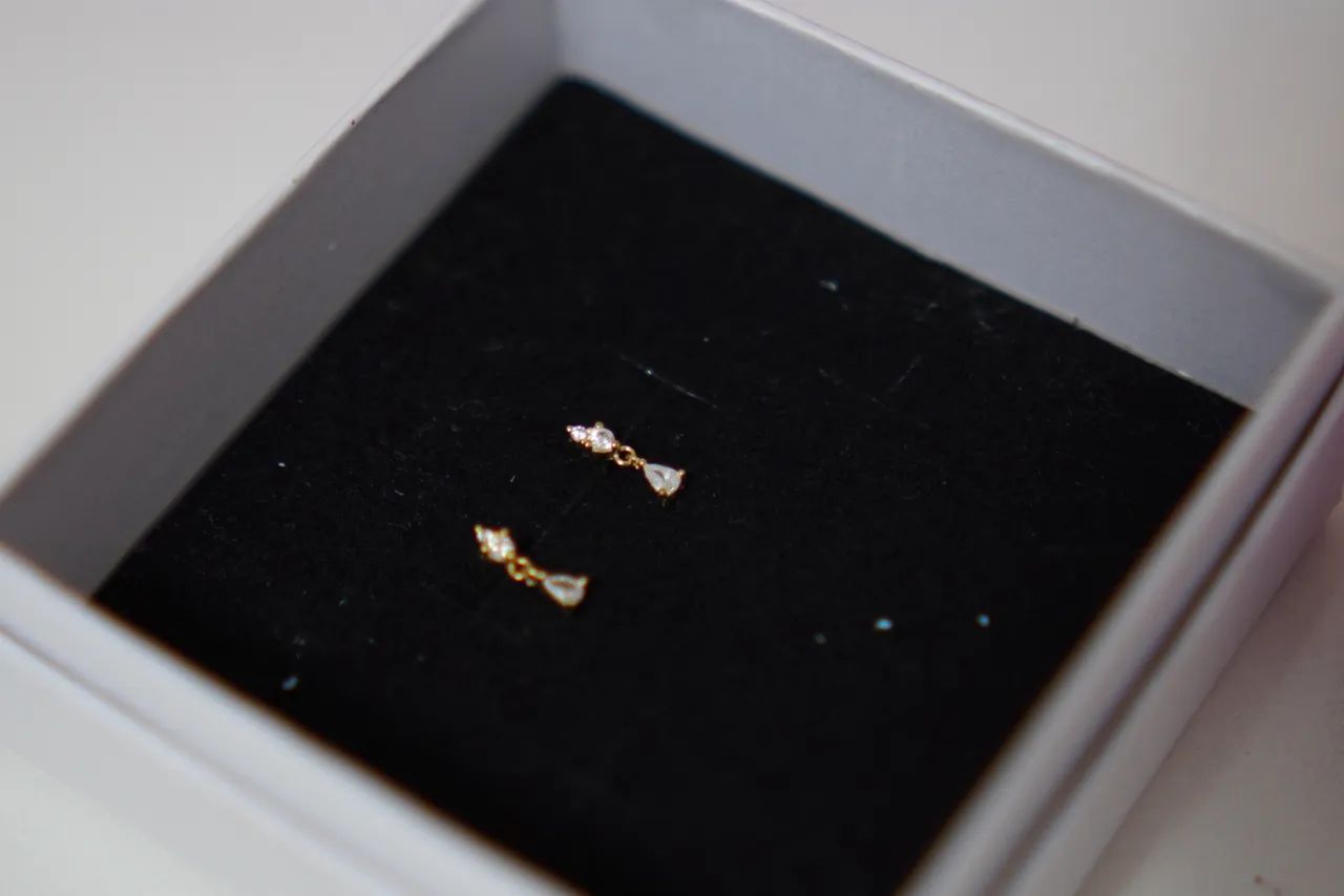 Par de Brincos em Titânio Dourado com Pingente de Zircônia
