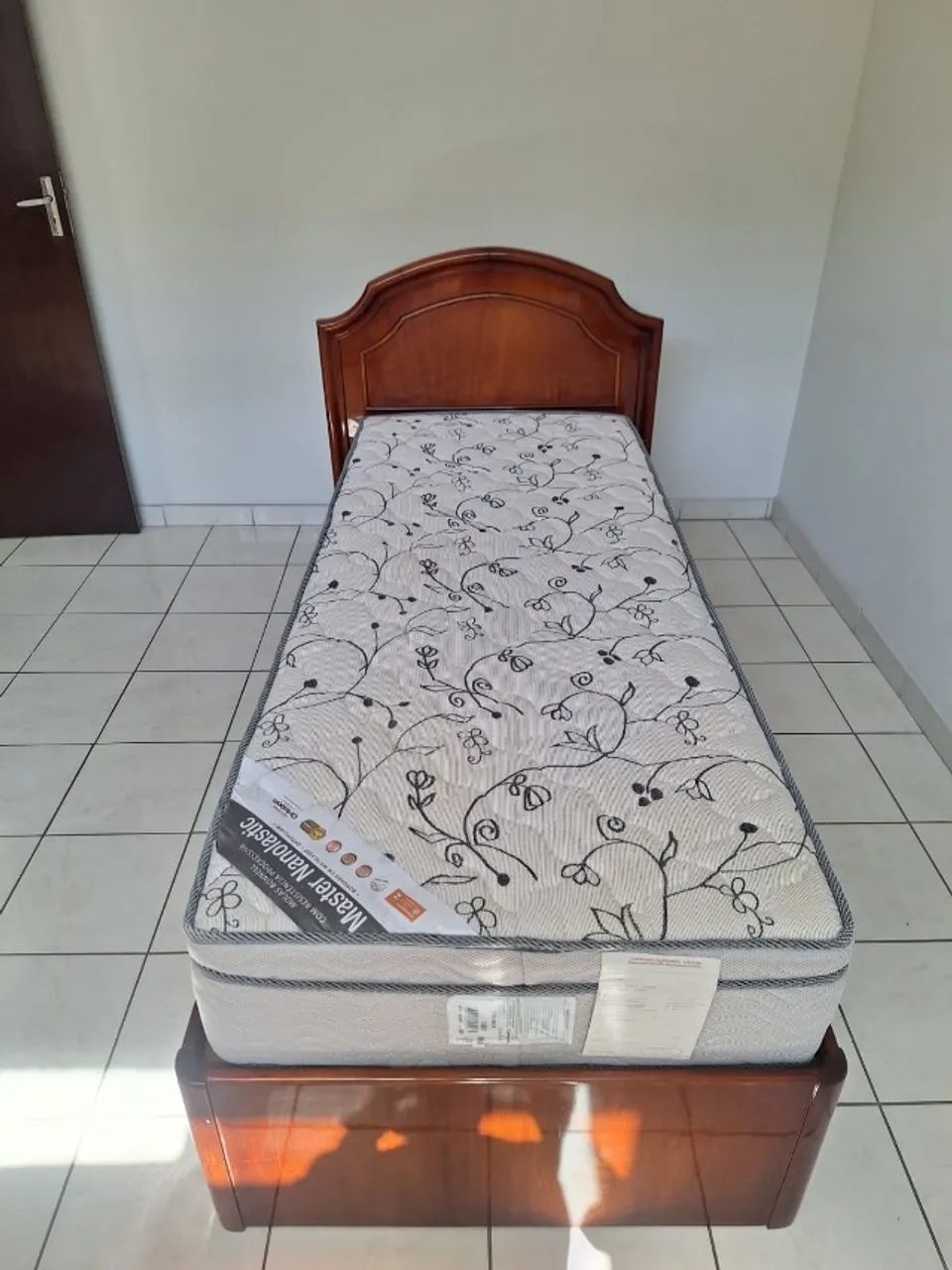 Vendo cama de solteiro com colchão - Foto 2
