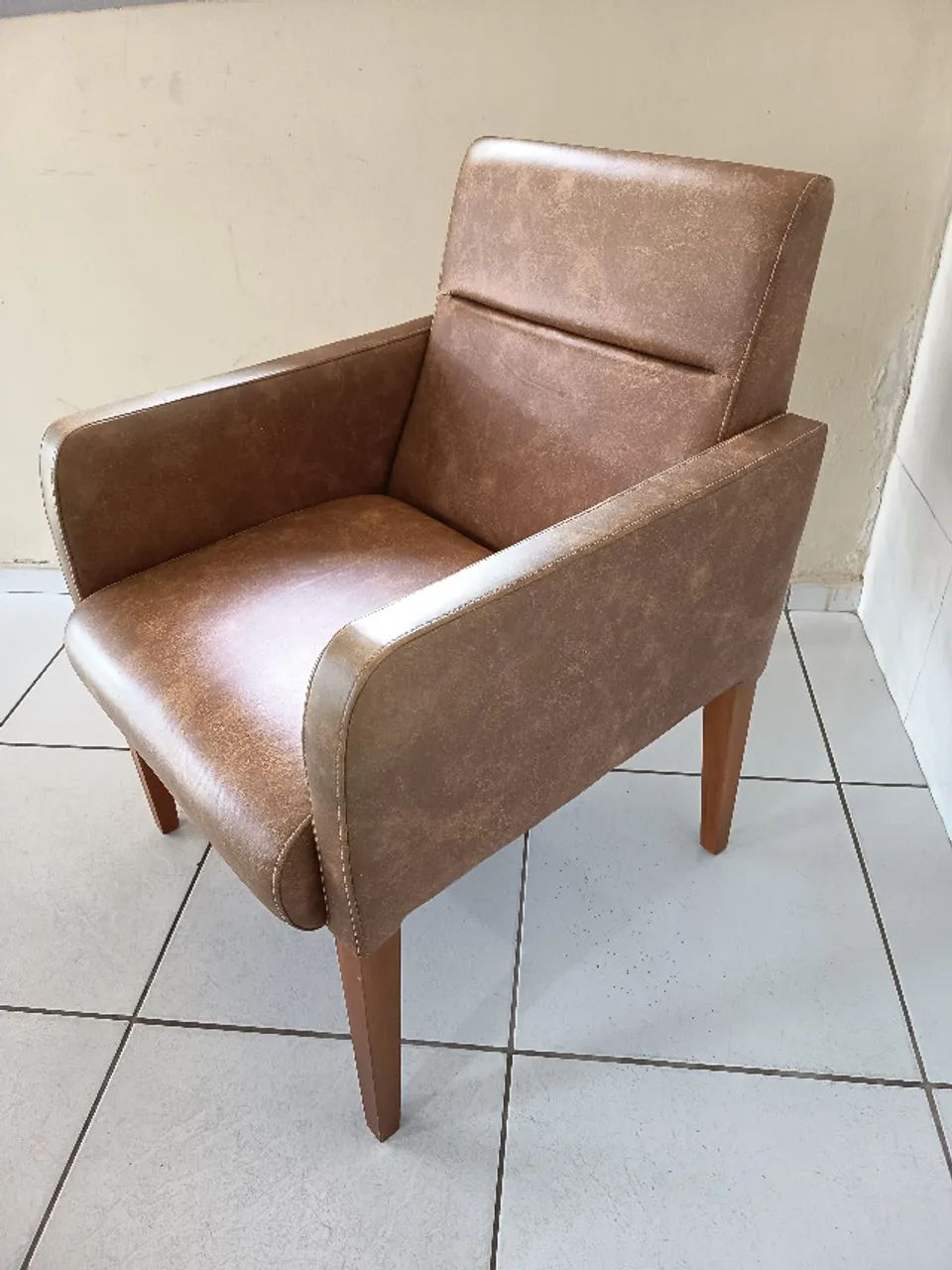 Poltrona Decorativa em Courinho Caramelo - Excelente Estado - Foto 3