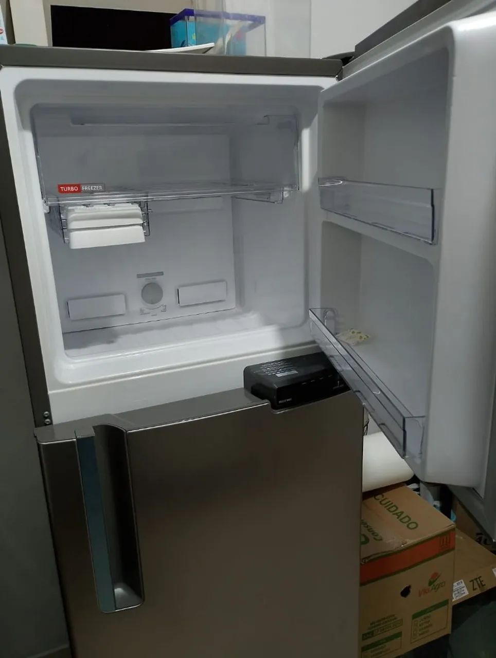 Vendo Geladeira semi nova - Foto 3