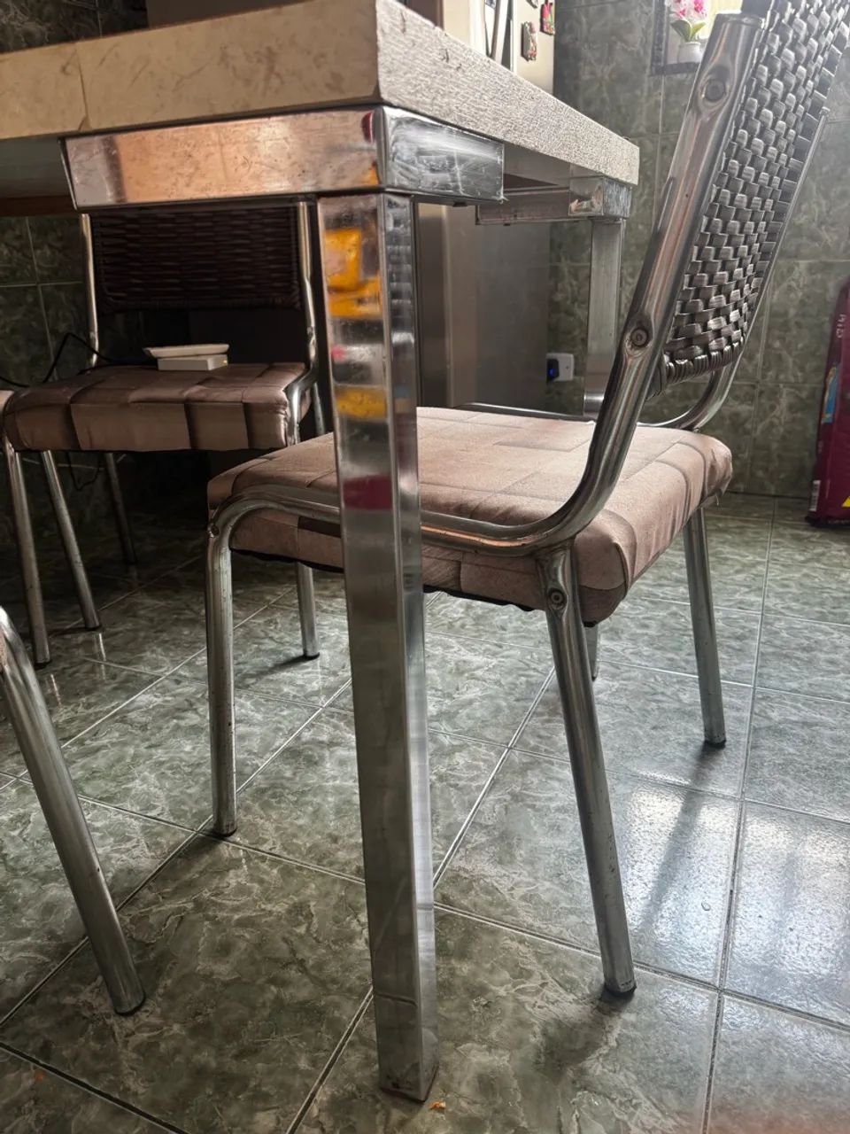 Mesa Retangular Marmorizada e 4 Cadeiras Acolchoadas - Foto 4
