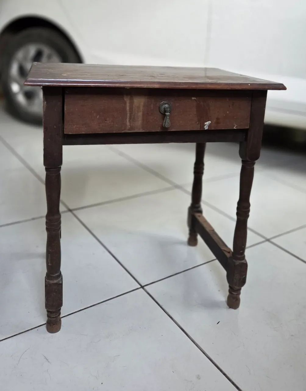 Mesinha de cabeceira clássica 