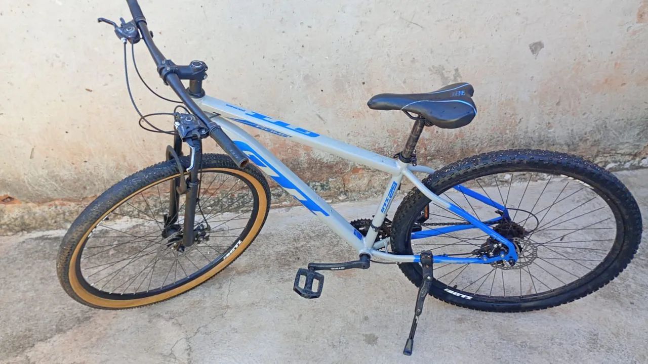 Bicicleta GTI usada,em perfeito estado  vem com capacete de brinde 