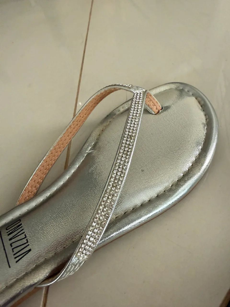 Sandália Rasteira Vizzano Prateada com Strass - 38 - Ótimo Estado - Foto 4