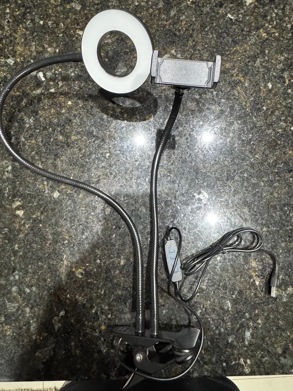 Suporte flexível de celular com ring light pra vídeos de streamers 