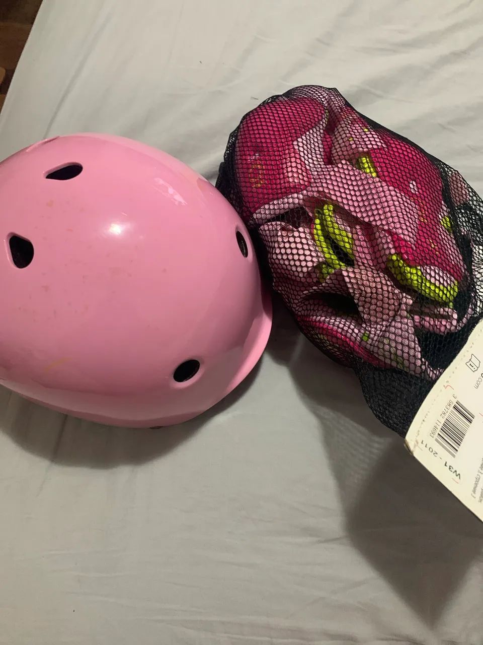 Capacete, joelheira e cotoveleira rosa até 25kg