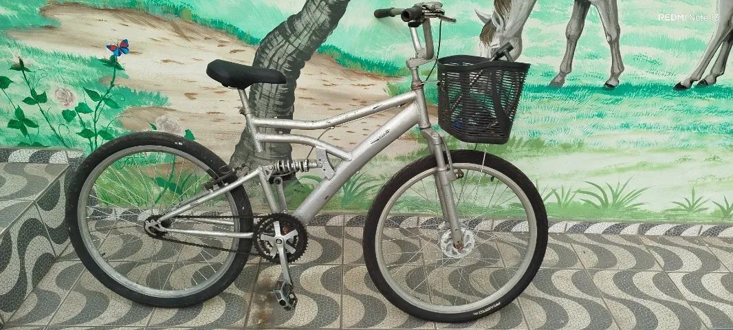 Bicicleta Aro 26 Prata com Cestinha - Foto 2