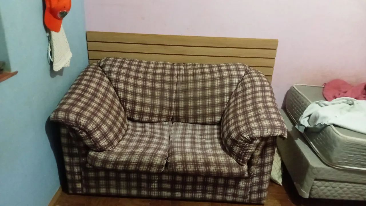 sofá chadres confortável e novo pra vir buscar 
