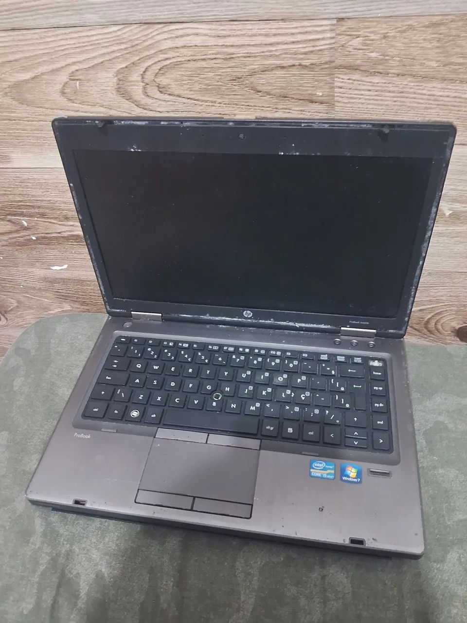 Notebook antigo quebrado pra retirar peças 