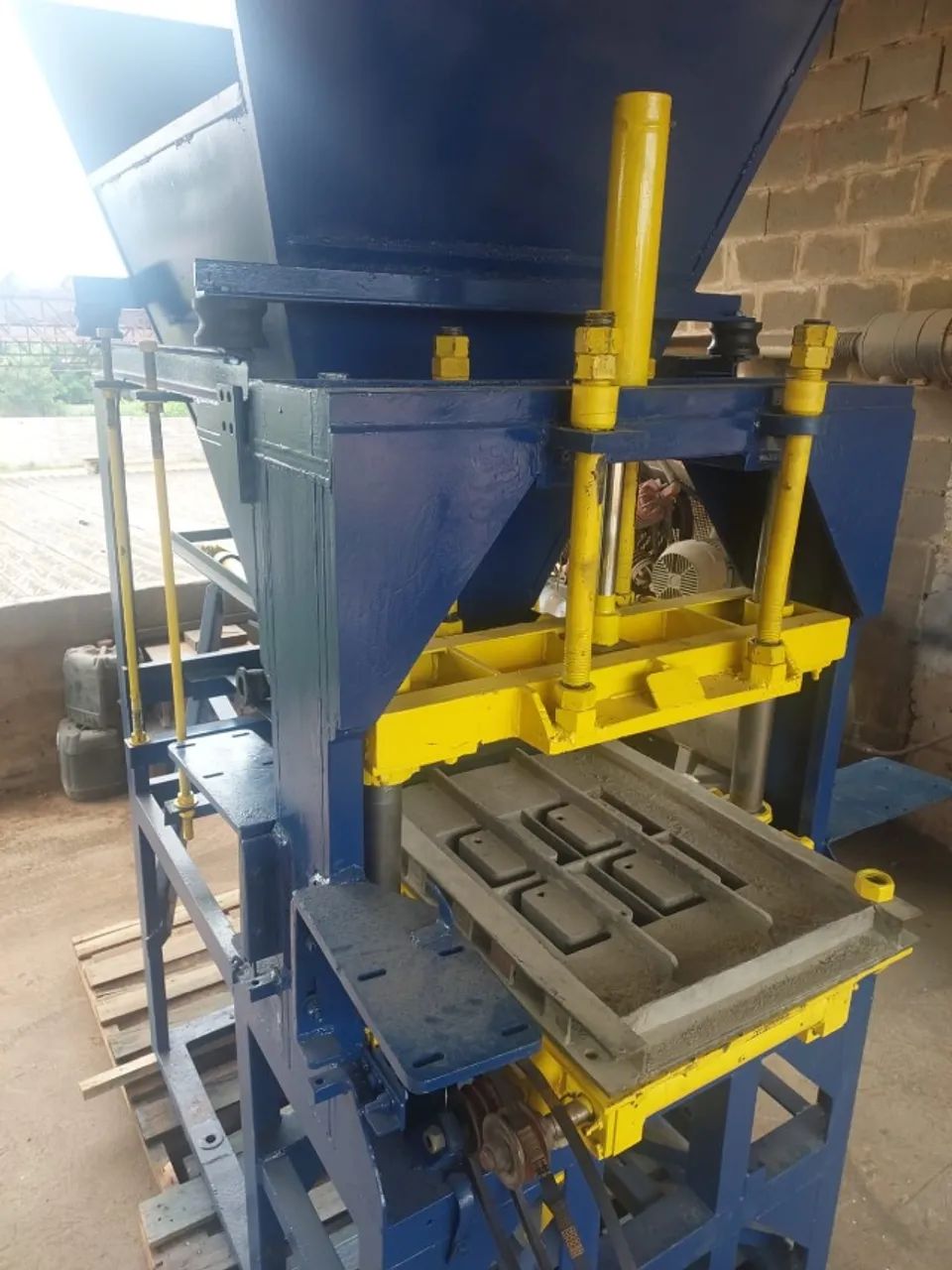 MAQUINA DE BLOCO DE CONCRETO 