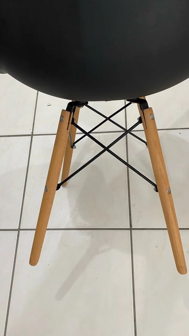 ? Mesa estilo industrial + 4 cadeiras Eiffel - Foto 4