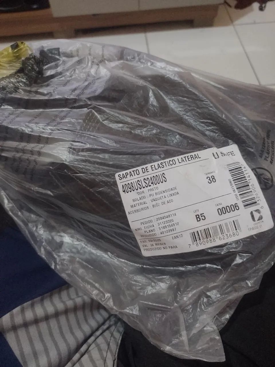 Sapato de elástico lateral.