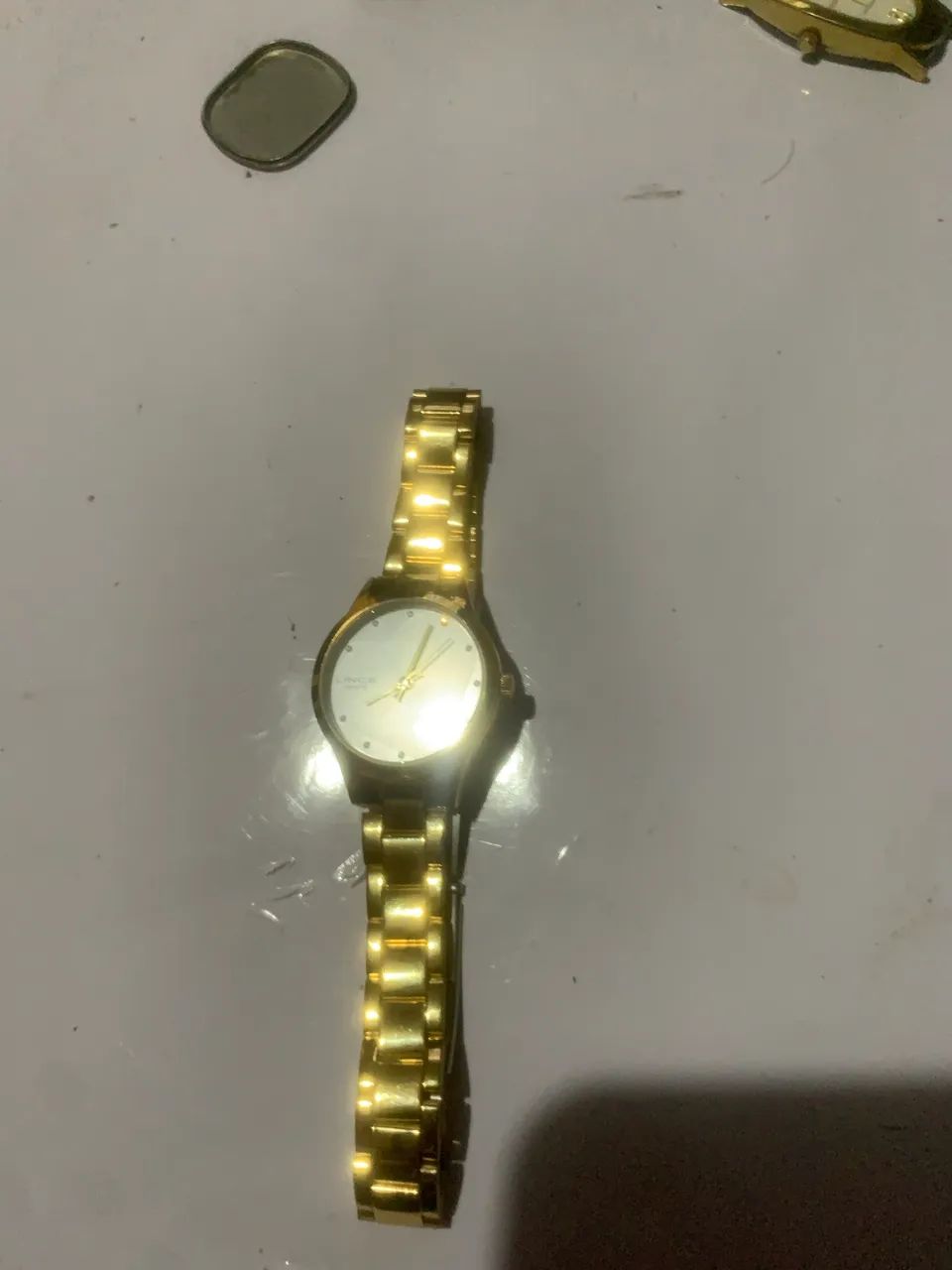 relógio de pulso feminino dourado da marca Lince