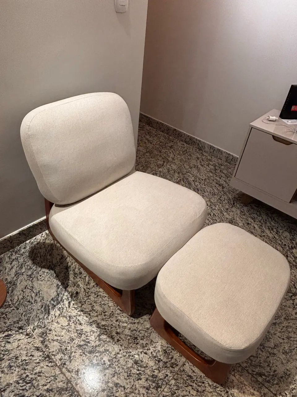 Poltrona de linho com pé em madeira maciça - Marca Me and Home  - Foto 2